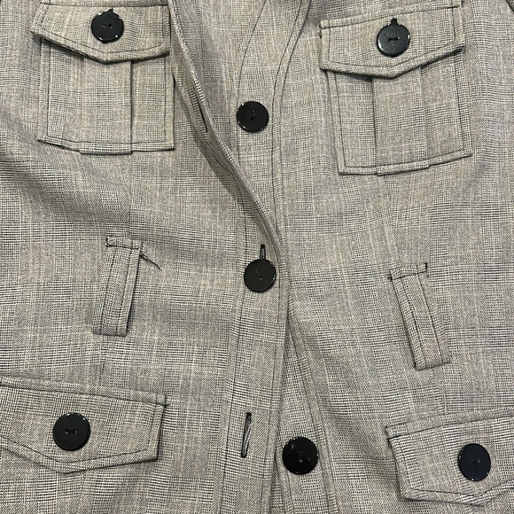 R&M RICHARDS Short-Sleeve Button Down with Shoulder Pads - Picture 4 of 5